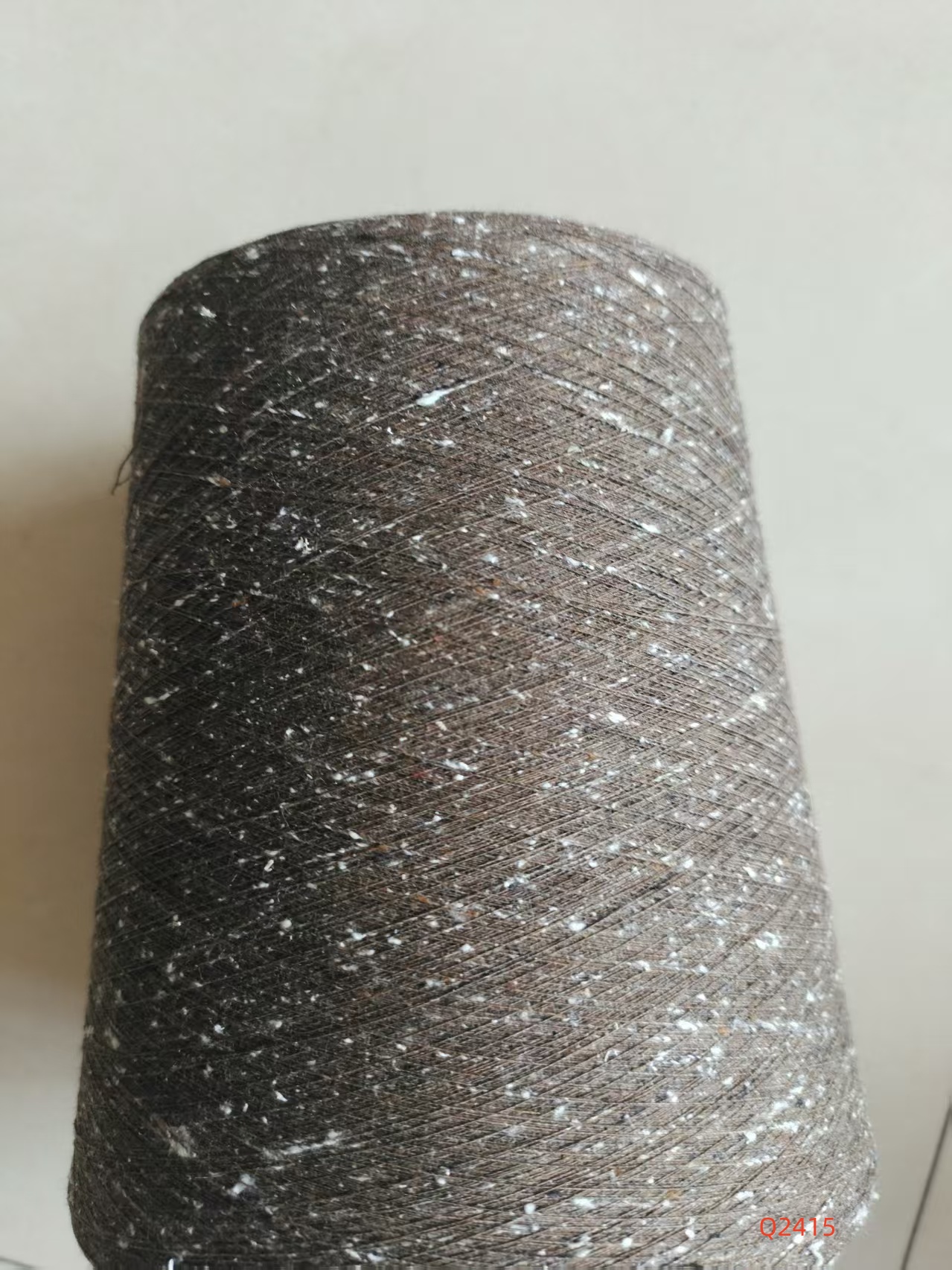 深棕Q2415滌21支85/15油絲彩點(diǎn)紗 深棕Q2415滌21支85/15油絲彩點(diǎn)紗