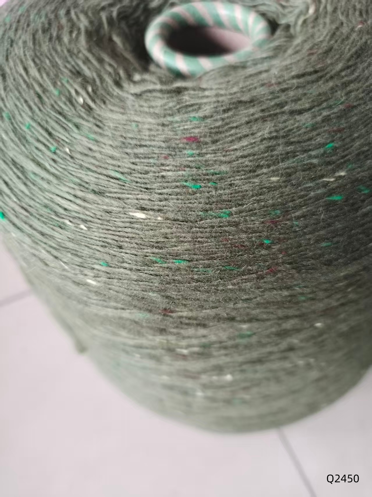7.5支Q2450錦綸70/羊毛30軍綠色彩點紗